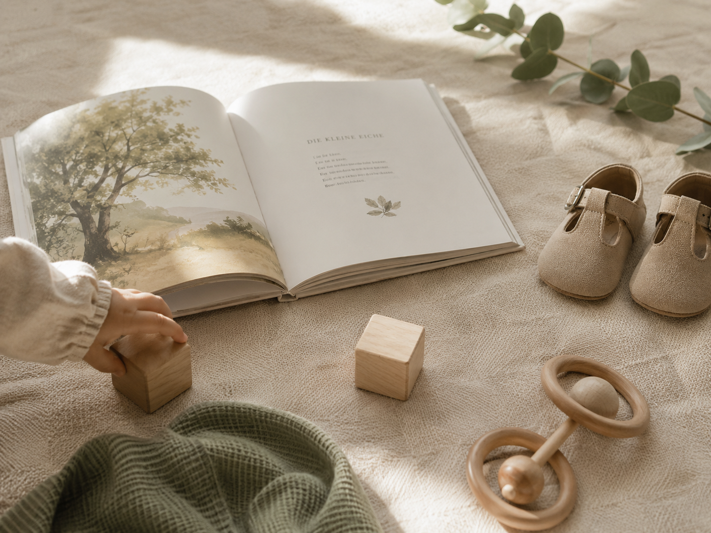 Buch, Holzspielzeug und kleine Schuhe als Entwicklungs-Stillleben